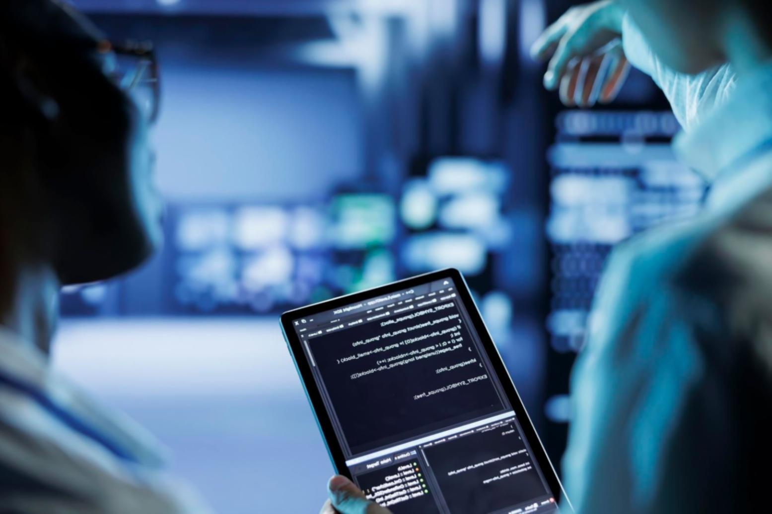 Session d'apprentissage Python collaborative avec formateur et participants travaillant ensemble